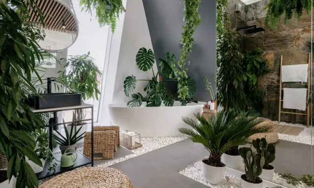 Łazienka w stylu biophilic design, pełna zieleni, z wanną, prysznicem i umywalką.