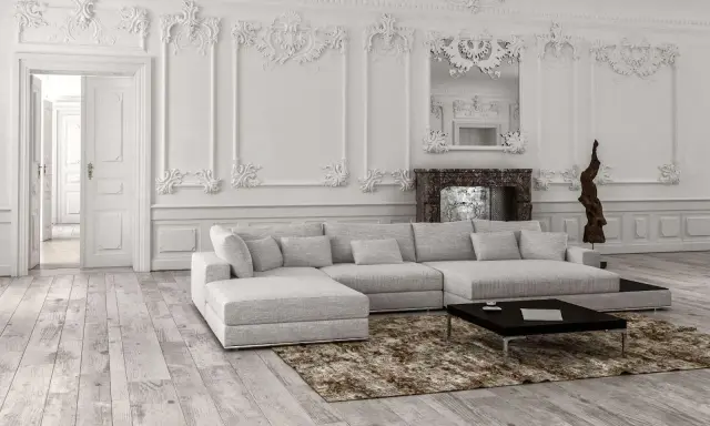 Elegancki salon z ozdobną ramą lustra ze styropianu, kominkiem i wygodną sofą.