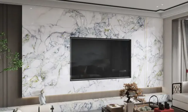 Elegancka ściana TV glamour z białego marmuru z niebieskimi i zielonymi żyłkami, z wbudowanym czarnym ekranem telewizora.