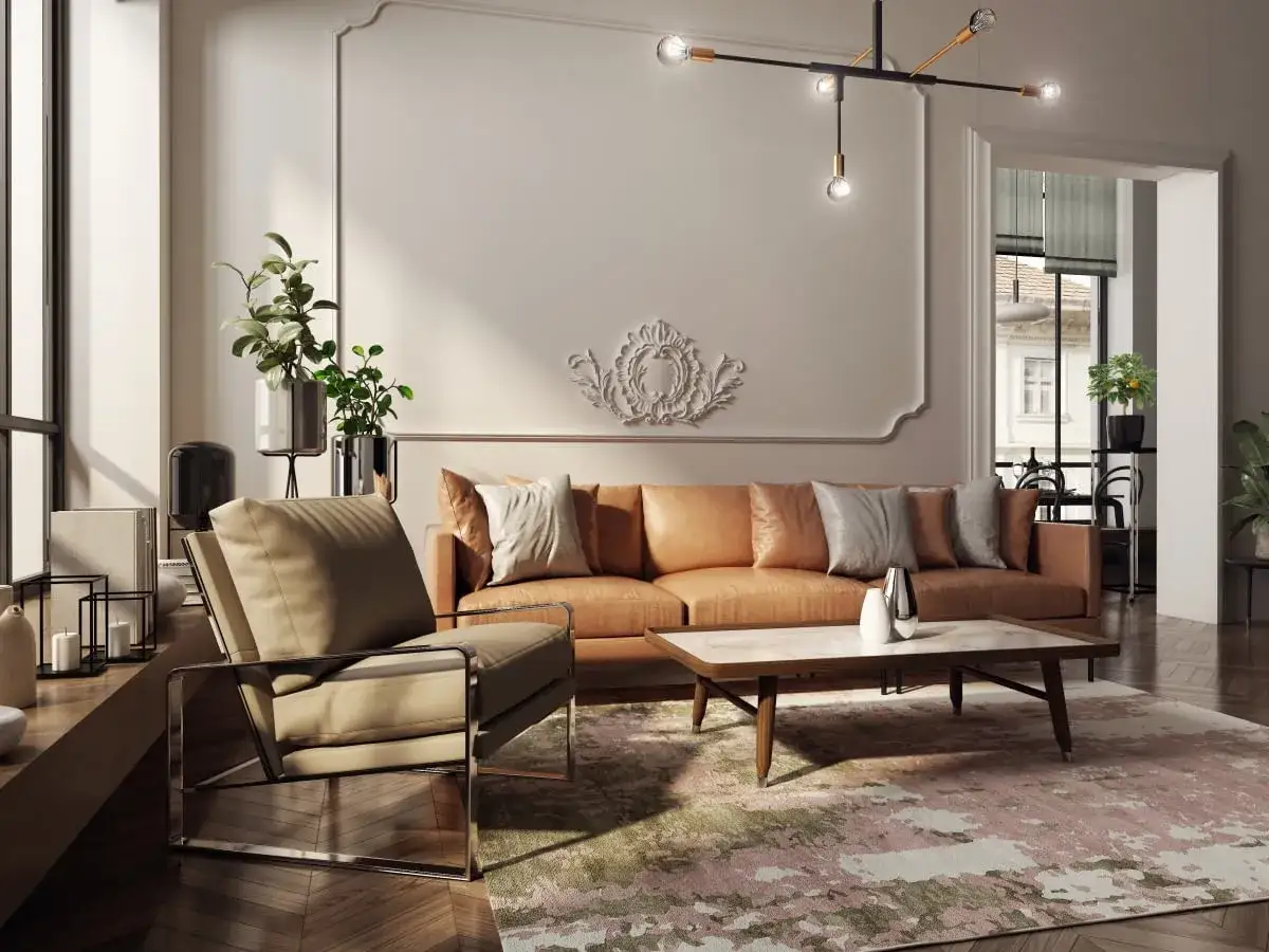 Elegancki, modern classic salon z brązową sofą, beżowym fotelem i marmurowym stolikiem. Wnętrze rozświetla designerska lampa.