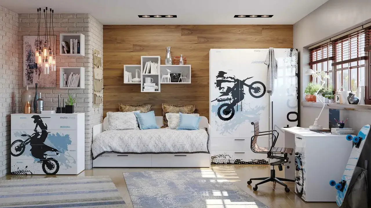 Pokój fana motoryzacji z motywami motocrossu na meblach i ścianach. Wygodna sofa, biurko i szafa tworzą przestrzeń dla pasjonata.