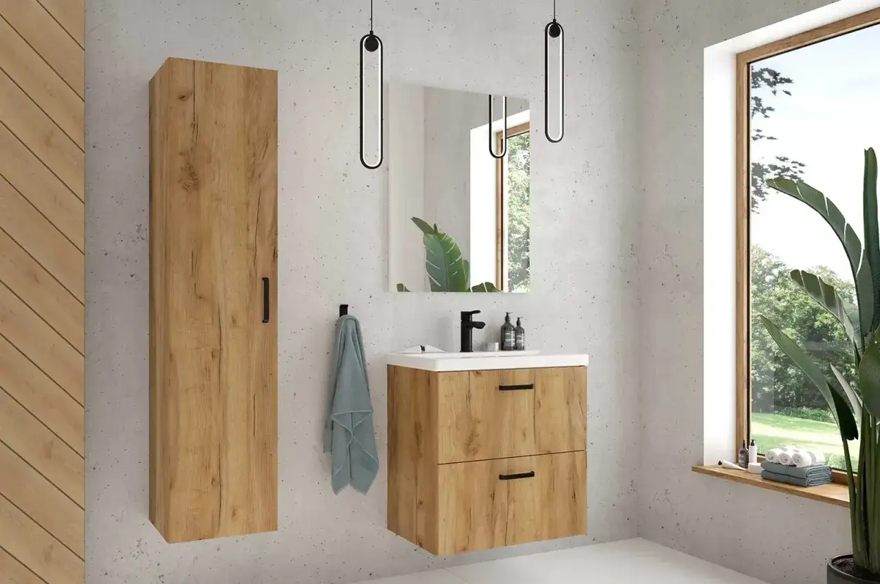 Minimalistyczna stylizacja łazienka w stylu japandi z drewnianymi meblami, betonową ścianą i dużą rośliną.