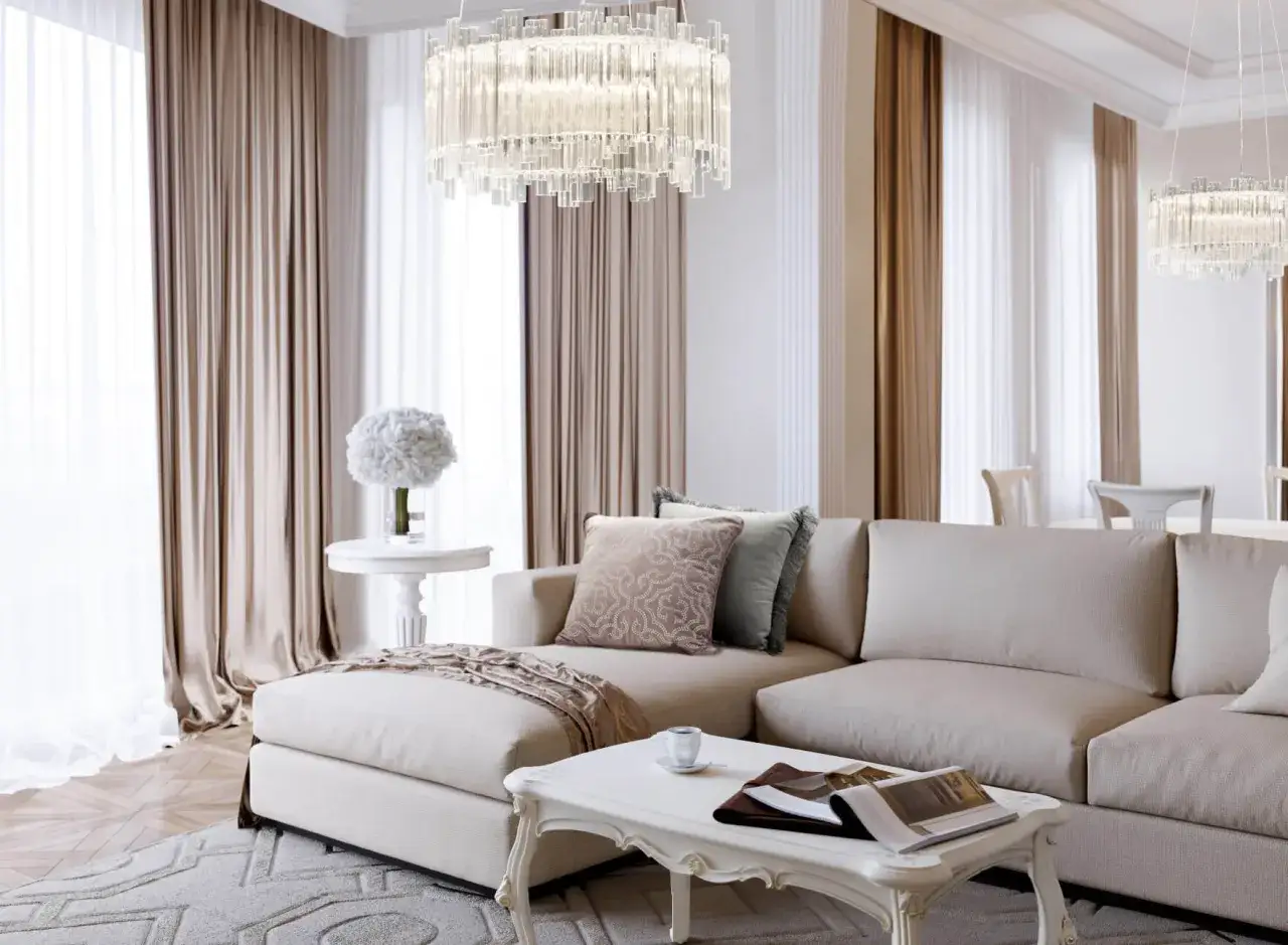 Elegancki, modern classic salon z jasną sofą, kryształowym żyrandolem i zasłonami w odcieniach beżu.