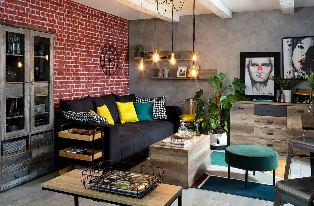 Nowoczesny salon z ceglaną ścianą i czarną kanapą. Idealne inspiracje co na ścianę do salonu, od industrialnych zegarów po grafiki.
