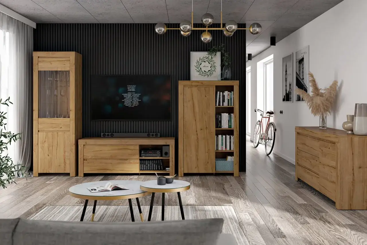 Nowoczesny salon z drewnianymi meblami i czarną ścianą. Białe ściany w salonie kontrastują z ciemnym tłem.