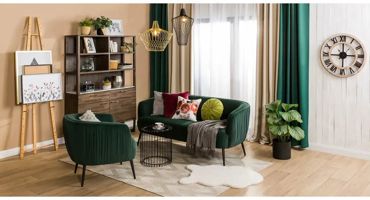 Elegancki, zielony komplet wypoczynkowy w stylu retro, z meblami i dodatkami tworzącymi przytulny pokój.