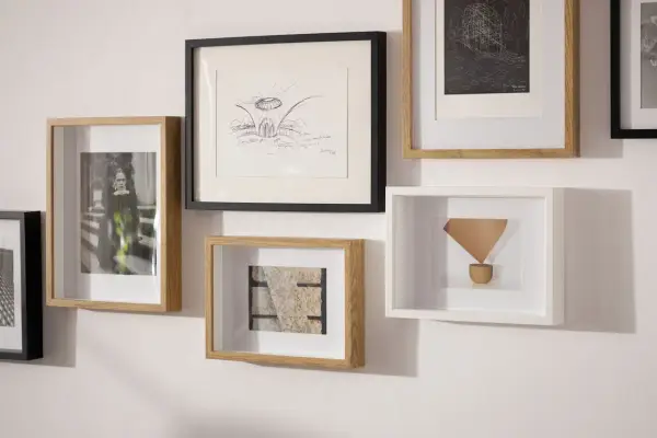 Kolekcja różnych obrazów w ramach: portret, szkic architektoniczny, abstrakcja i tekstura kamienia.