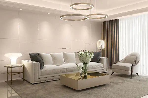 Elegancki art deco salon z białą sofą, złotym stolikiem kawowym i designerskimi lampami.