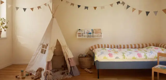 Uroczy pokój dziecięcy z namiotem tipi, łóżkiem z dinozaurami i zabawkami. Idealne obrazki dla dzieci do inspiracji.